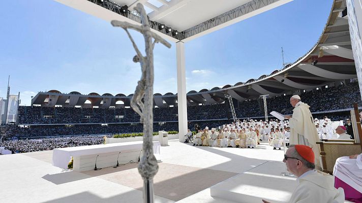 Telediario 1 - Una misa histórica en Abu Dabi con 170.000 católicos rezando en público