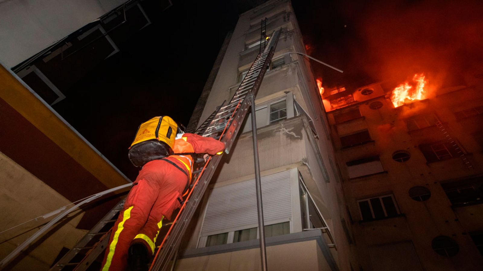 Una detenida por el incendio que ha causado 10 muertos en un edificio de París 
