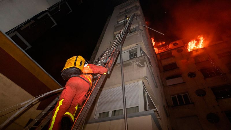 Una detenida por el incendio que ha causado 10 muertos en un edificio de París | Ver