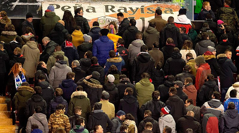 Los aficionados del Rayo Vallecano y del Leganés se dieron la vuelta durante el partido de Liga en el que se enfrentaron ambos equipos en protesta por la disputa de los partidos en viernes y lunes a las 21:00 horas.