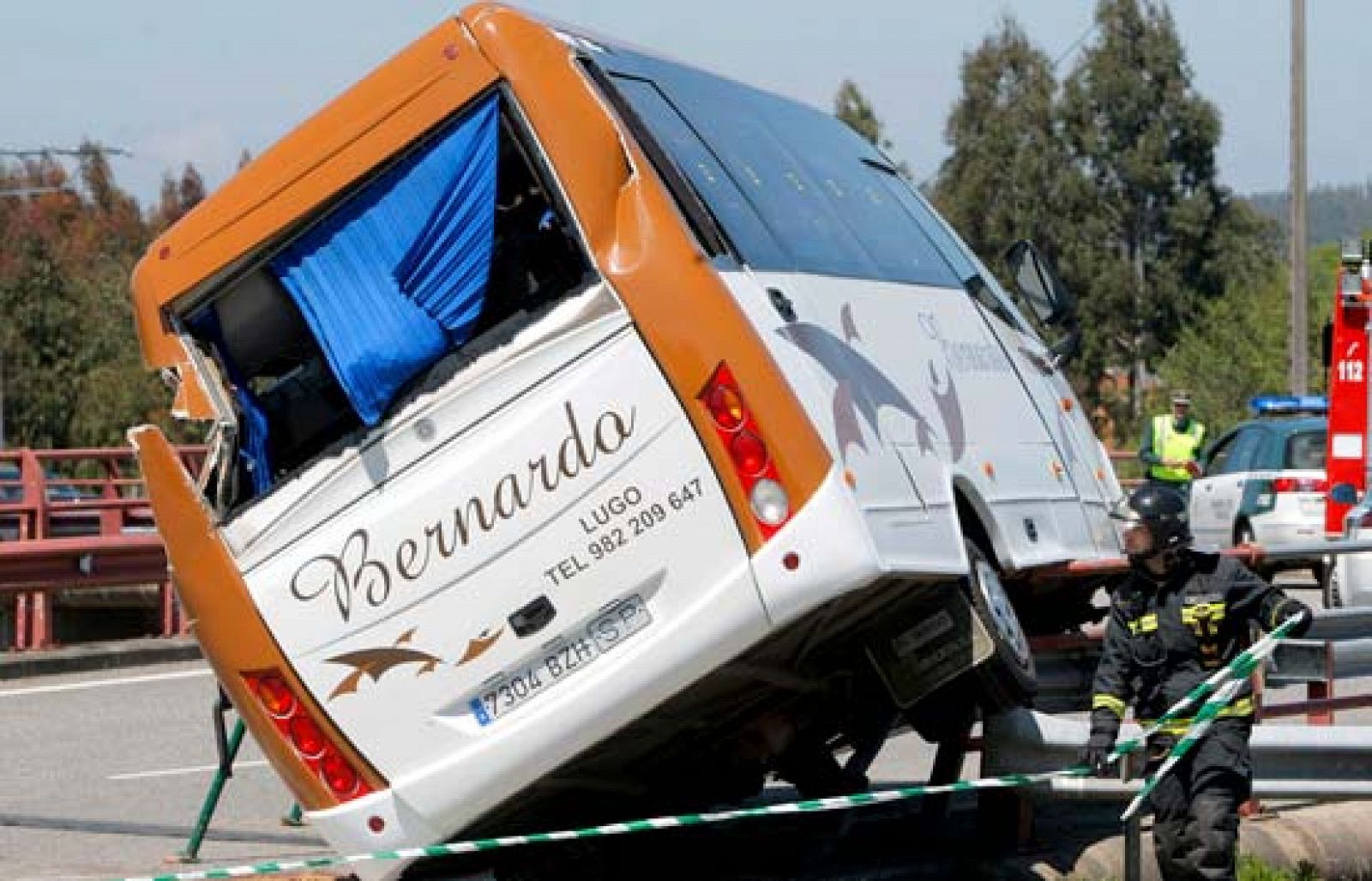 El accidente más grave del Puente del 1º de mayo se produjo en Santiago, en donde un micro-bús con el equipo juvenil femenino de voleibol Emevé Lugo volcó y causó la muerte de dos jugadoras.