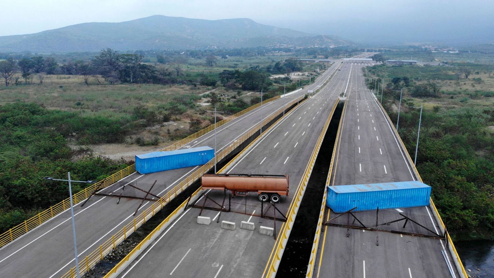 Guaidó exige que se permita la entrada de ayuda humanitaria tras el bloqueo del principal puente con Colombia