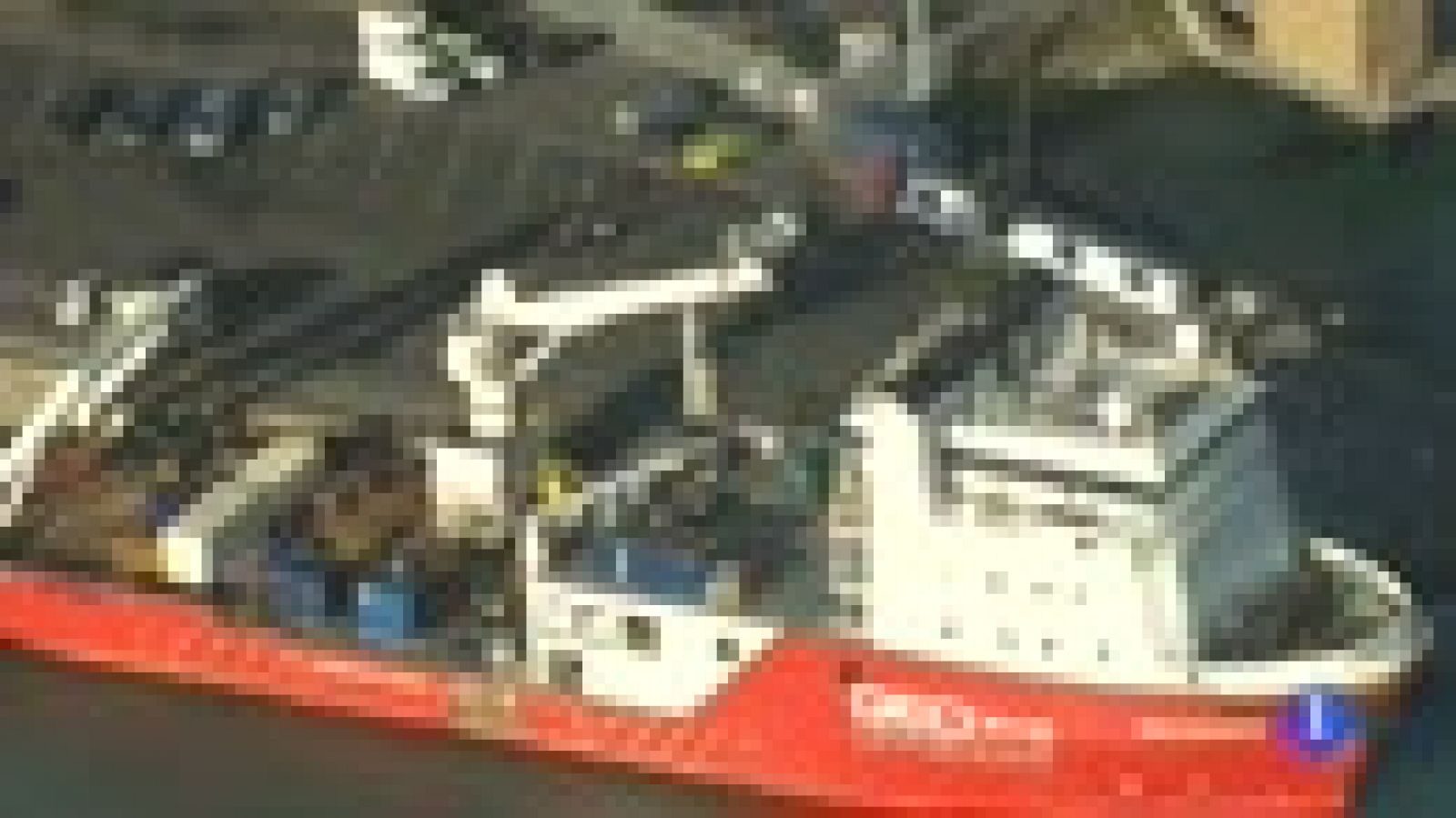 El barco con el cuerpo rescatado del fondo del mar ya está en tierra | Ver