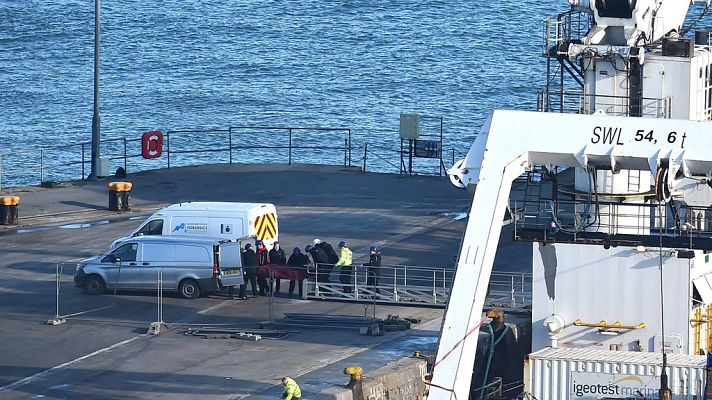 Telediario 1 - El barco con el cuerpo rescatado del fondo del mar ya está en tierra
