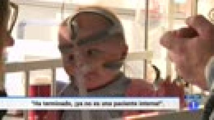 Telediario 1 - Una bebé que nació con el corazón fuera en Reino Unido puede volver a casa después de tres operaciones