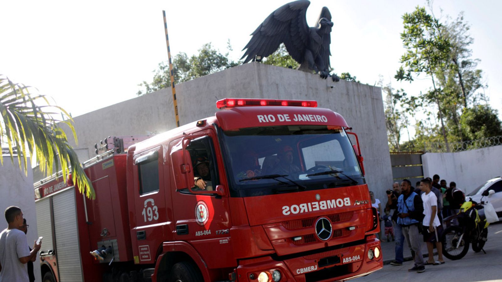 El mundo del fútbol en Brasil expresó este viernes su solidaridad tras el incendio que ha causado diez muertos y tres heridos en una de las sedes del club Flamengo, en Río de Janeiro.