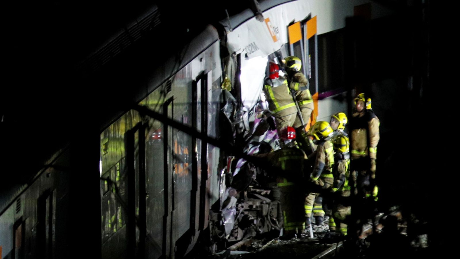 Telediario 1: Un muerto y un centenar de heridos tras chocar frontalmente dos trenes en Barcelona | RTVE Play