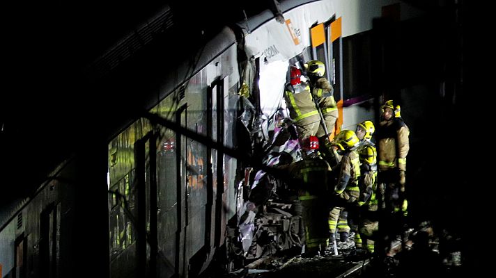 Telediario 1 - Un muerto y un centenar de heridos tras chocar frontalmente dos trenes en Barcelona