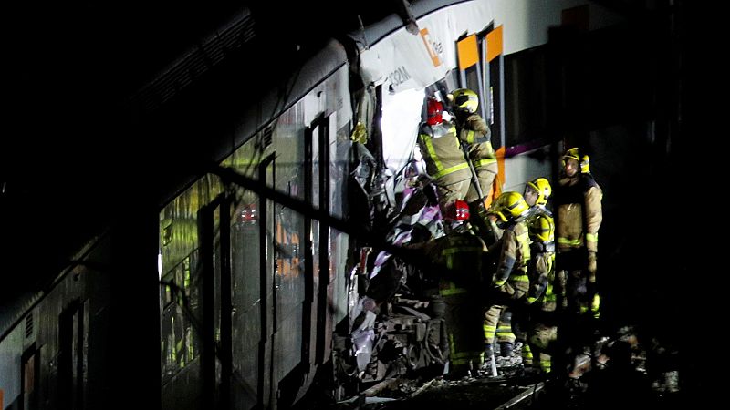 Un muerto y un centenar de heridos tras chocar frontalmente dos trenes en Barcelona