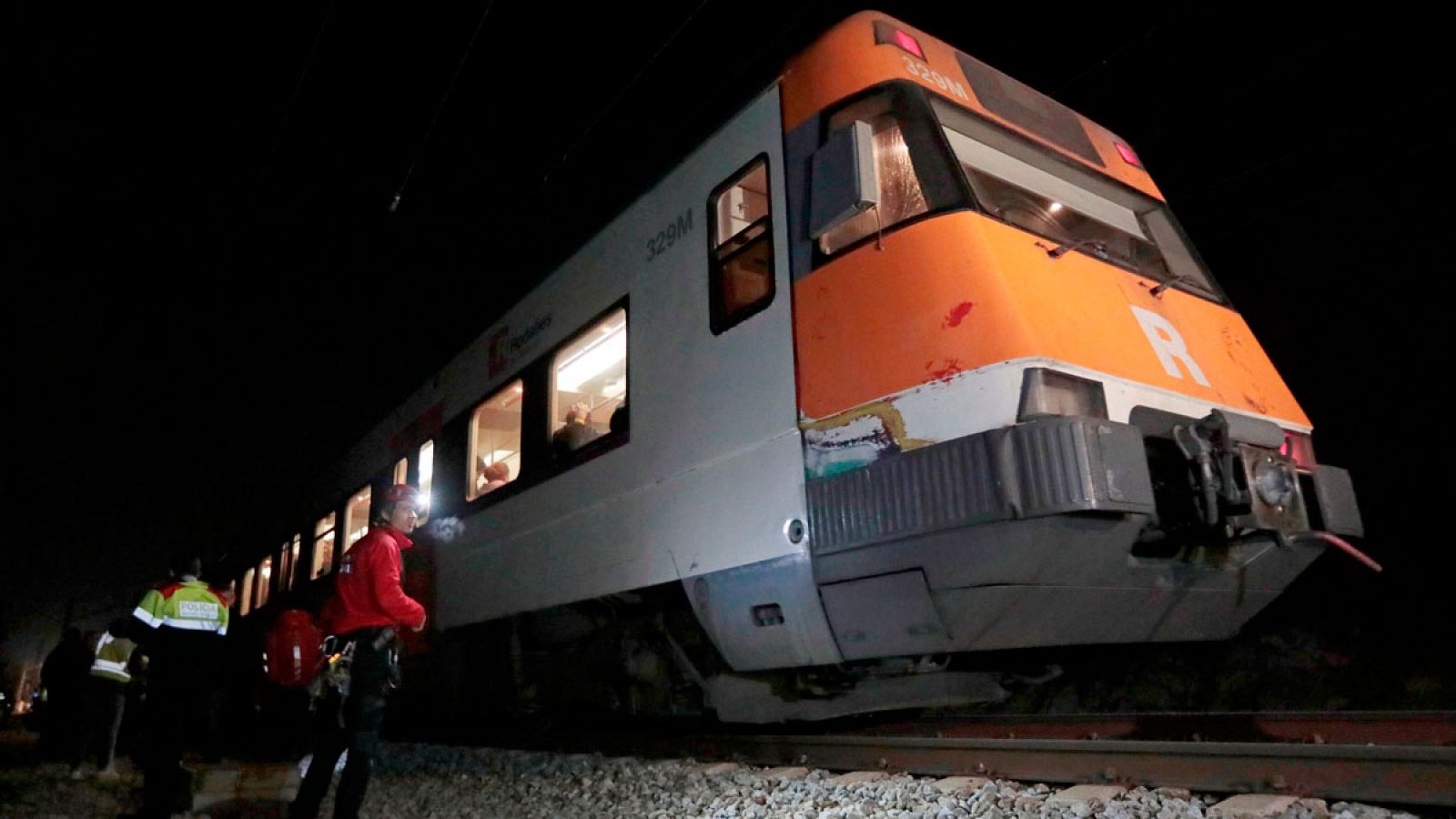 Trenes Barcelona: Un choque frontal de dos trenes en Barcelona causa un muerto y un centenar de heridos, seis de ellos graves