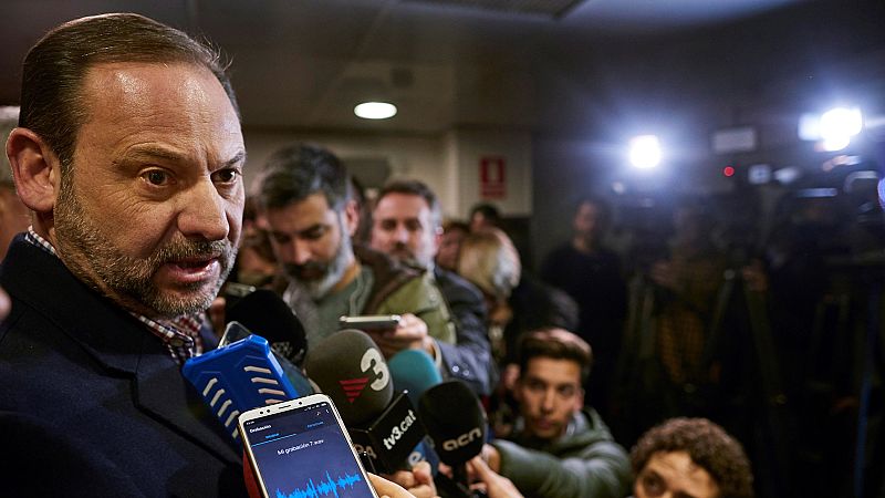 Ábalos no descarta "una concatenación de factores humanos" como causantes de la colisión frontal de los trenes