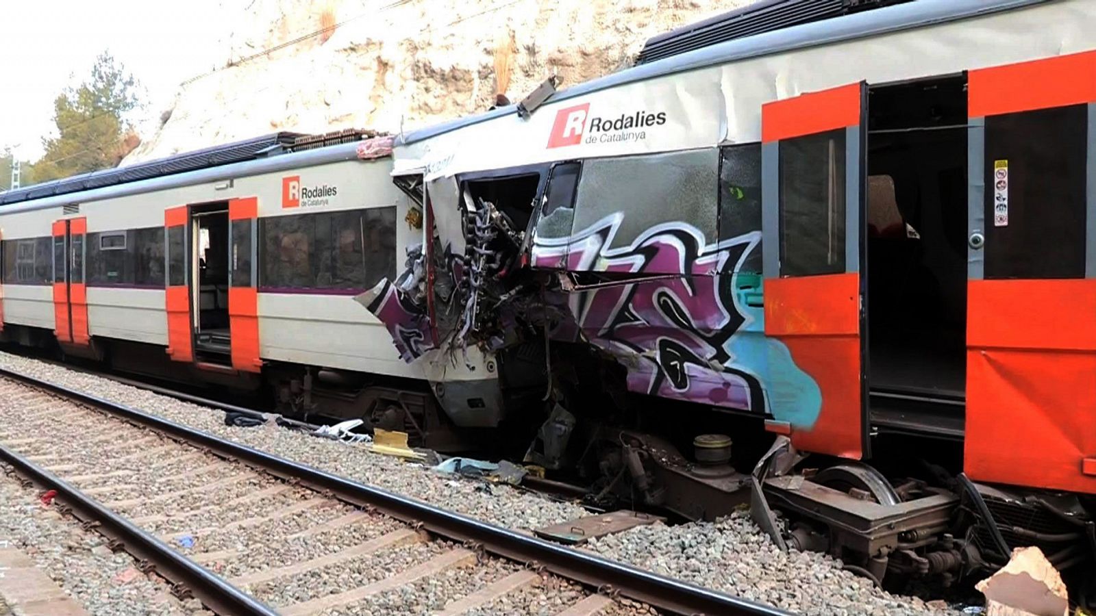 Telediario 1: Una serie de errores humanos pudo causar el choque frontal de los trenes en Barcelona | RTVE Play