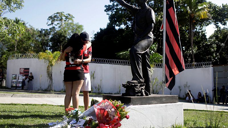 Homenaje a las víctimas del incendio en el campo de entrenamiento del Flamengo