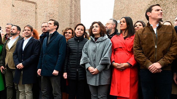 Casado, Rivera y Abascal presionan a Sánchez y piden elecciones "inmediatas" en una concentración en Colón