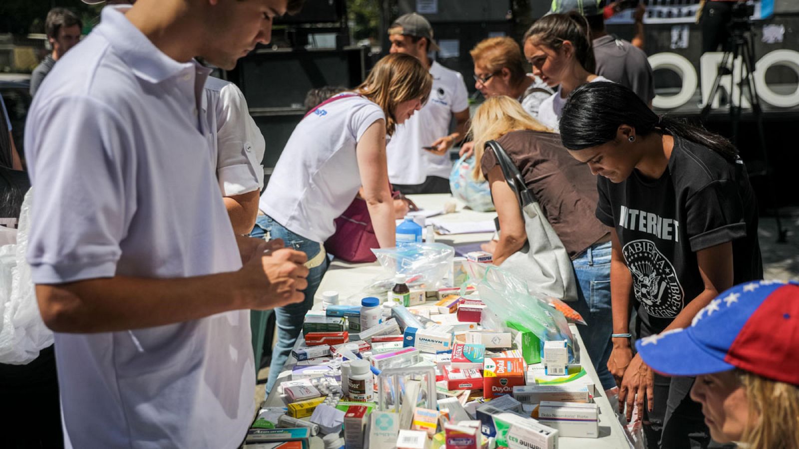 Los venezolanos comienzan a organizar la eventual distribución de ayuda humanitaria