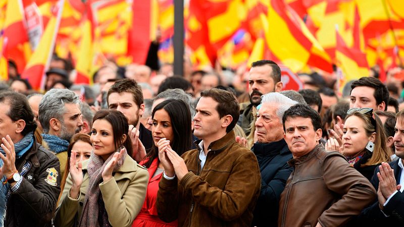 PP, Cs y Vox piden a Sánchez que convoque elecciones en la concentración en Colón