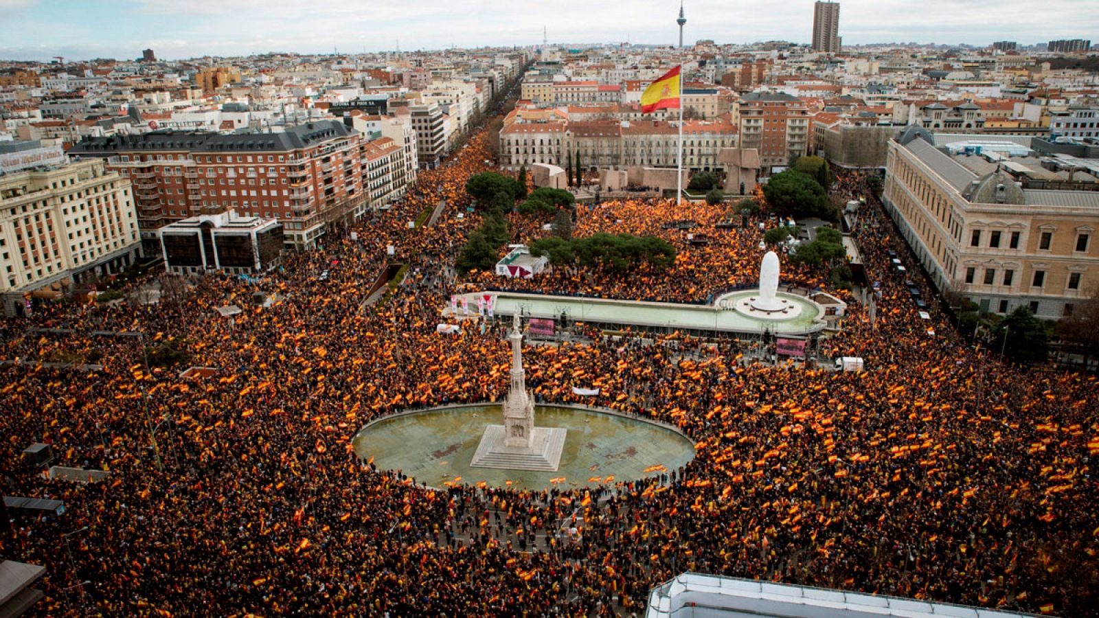 Telediario 1: Decenas de autobuses llegan a Madrid para la concentración en Colón contra Sánchez | RTVE Play