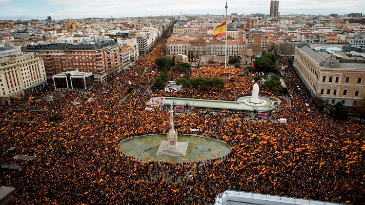 Decenas de autobuses llegan a Madrid para la concentración en Colón contra Sánchez