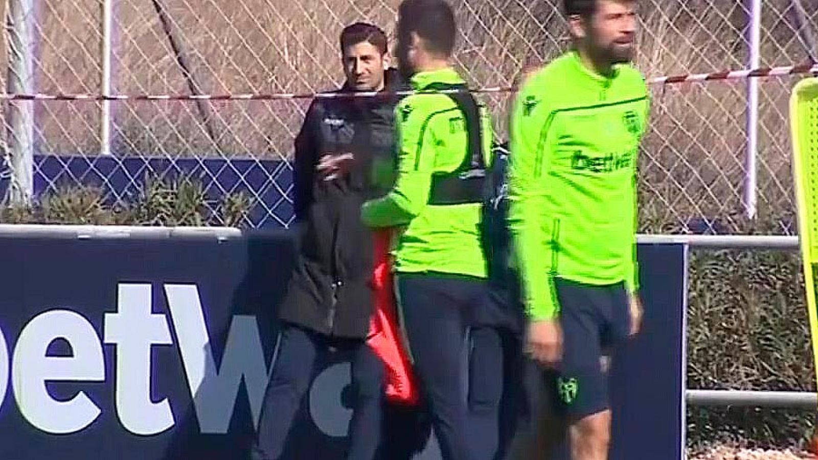 El Levante visita al Alavés en medio del 'caso Toño' - Informativo 24h | Ver