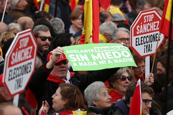 Telediario 1 - Continúan las reacciones a la manifestación de PP, Ciudadanos y Vox contra Sánchez