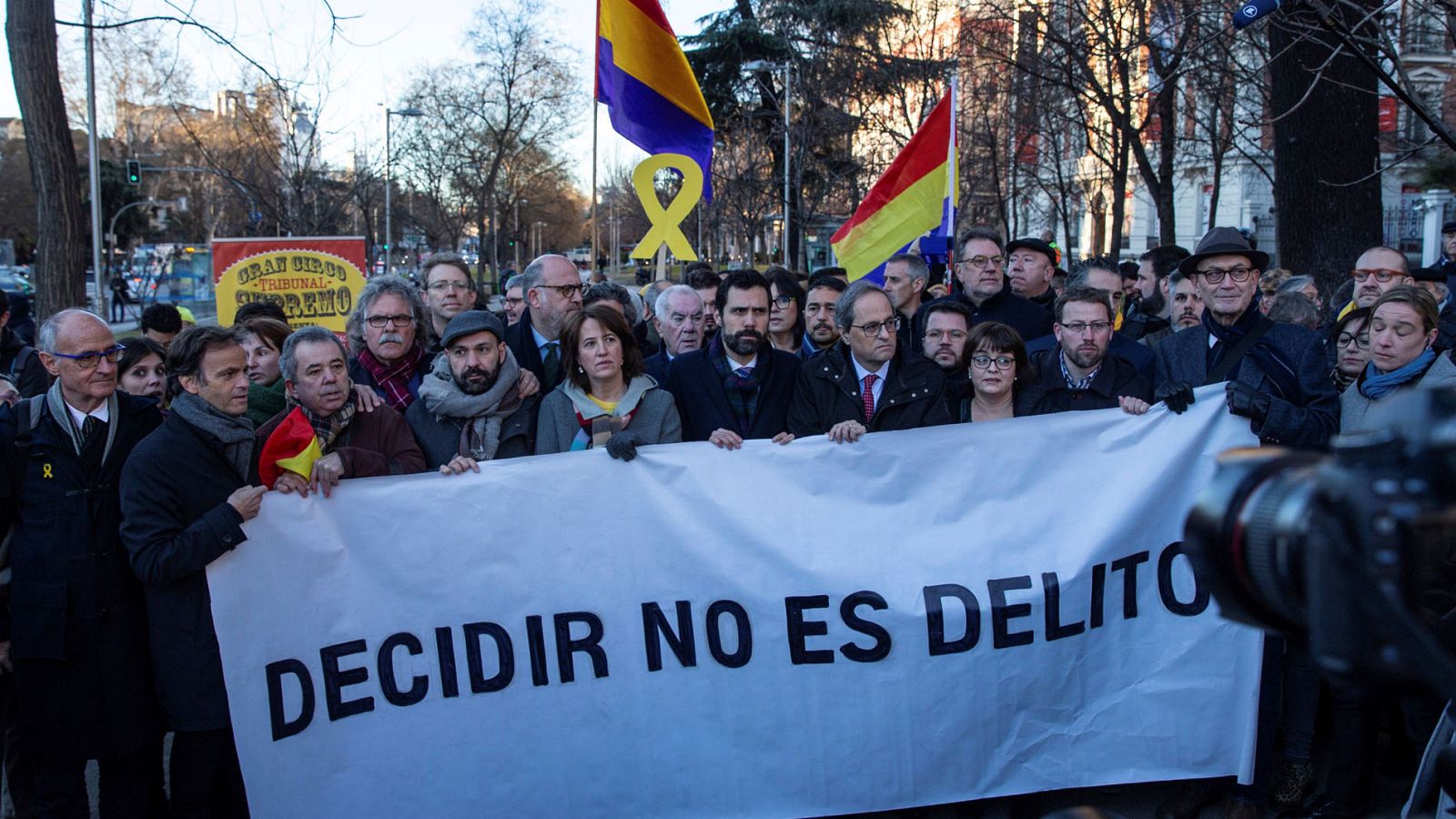 Independentistas, constitucionalistas y funcionarios de prisiones protestan ante el Tribunal Supremo