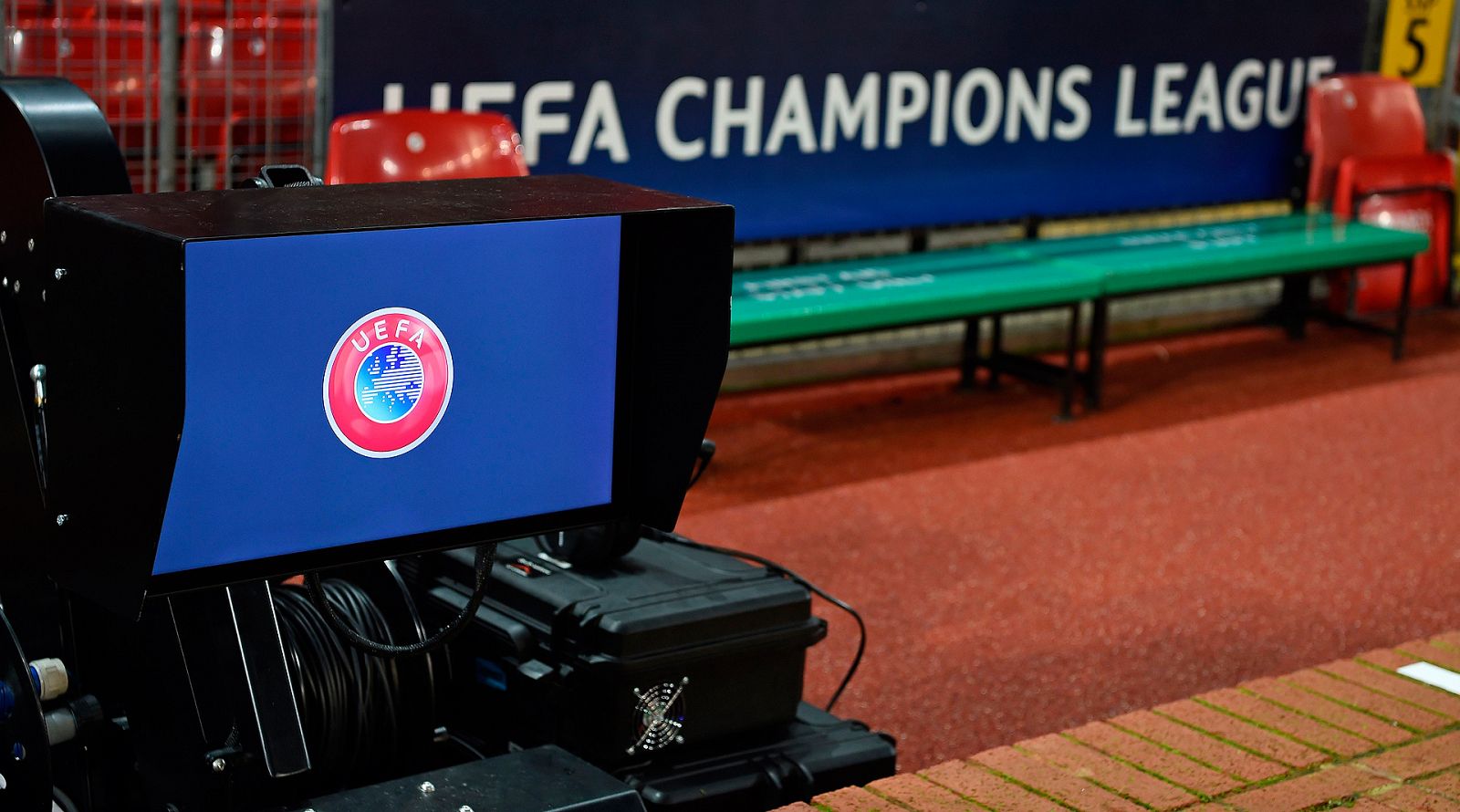 Los octavos de final de la Champions llegan con la novedad de la utilización del VAR por primera vez en competición europea. El Real Madrid será el primer equipo español en probarlo este miércoles contra el Ajax en Amsterdam.