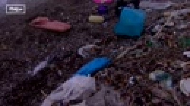 El equipo de 'En Portada' aborda el vertido de plásticos en la isla griega de Poros