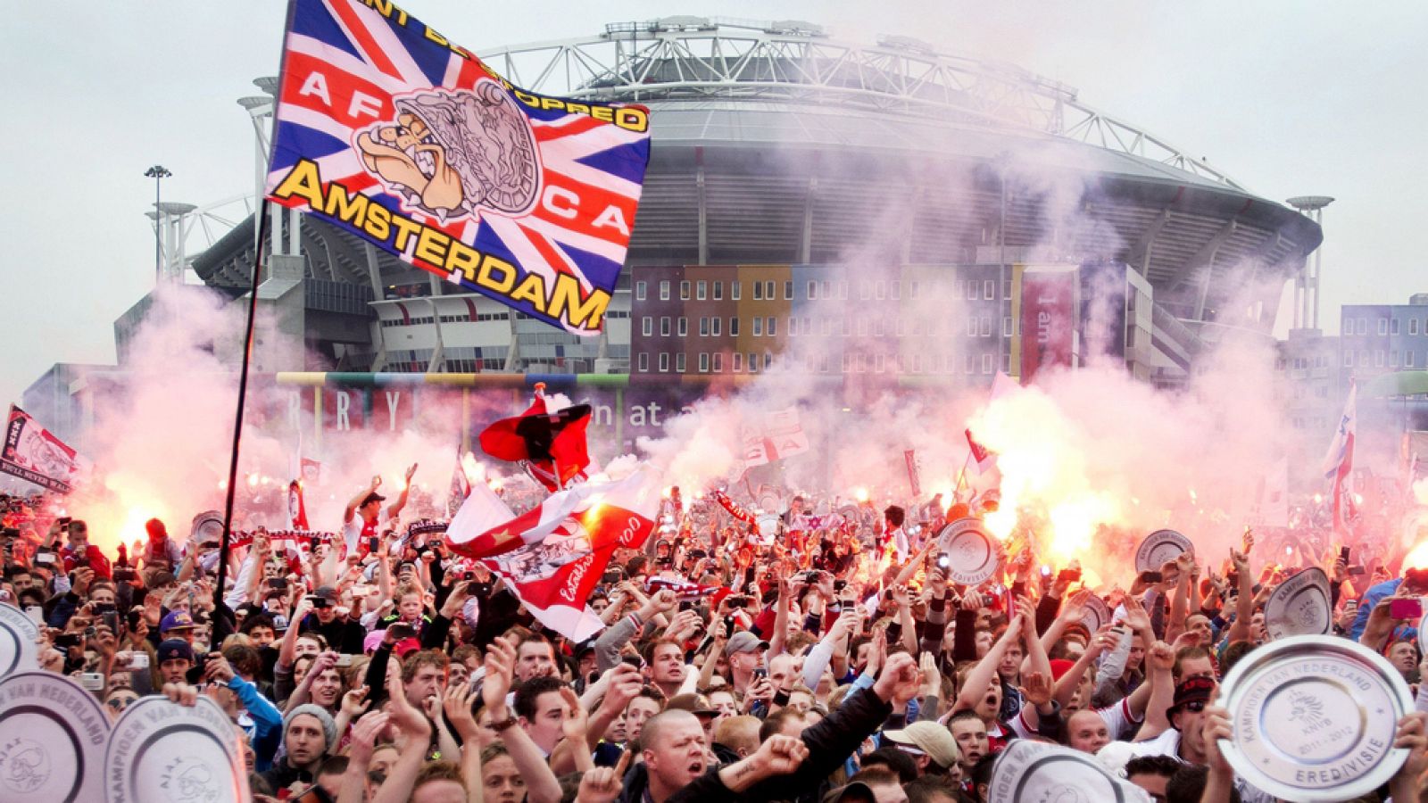 Champions - Fuegos artificiales en el hotel del Madrid - RTVE.es - Informativo 24h | Ver