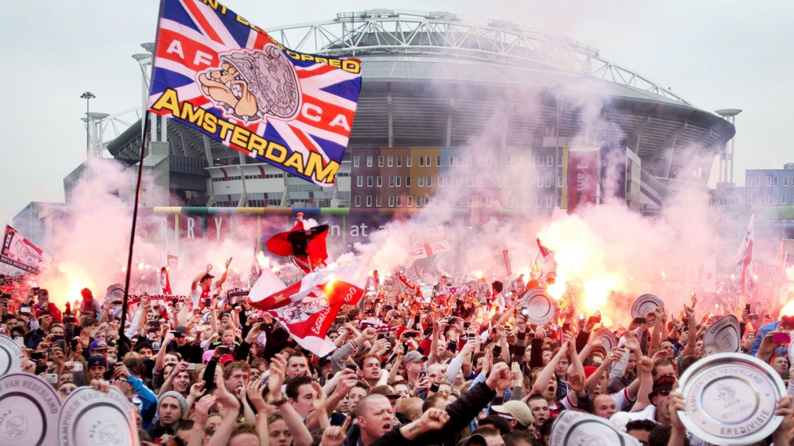 Cuatro seguidores del Ajax detenidos por explotar fuegos artificiales cerca del hotel del Madrid - Informativo 24h | Ver