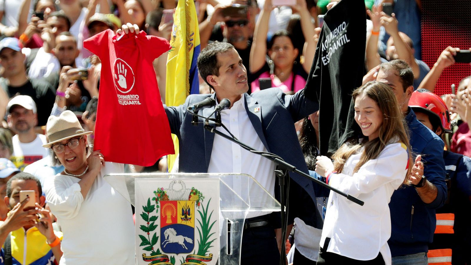 Guaidó moviliza a sus partidarios ante el bloqueo de la ayuda humanitaria en Venezuela