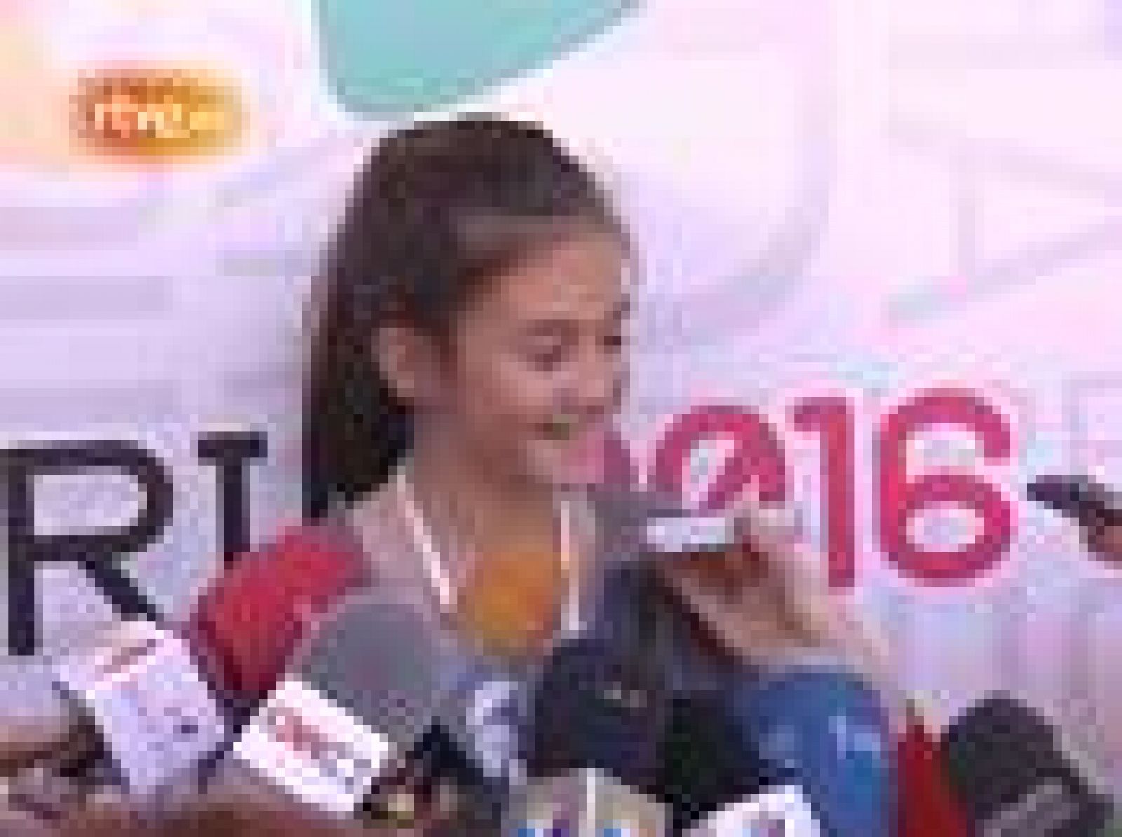 Mónica es una niña de doce años a la que le gusta jugar al Hockey. Esta pequeña representa la ilusión de toda una ciudad que quiere hacer realidad un sueño, celebrar los Juegos Olímpicos de 2016.