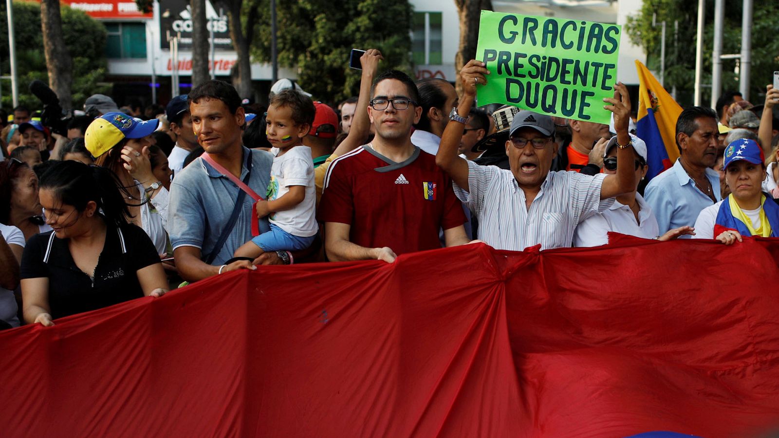 Cúcuta: Los venezolanos exiliados en Colombia reclaman la entrada de ayuda humanitaria  - RTVE.es