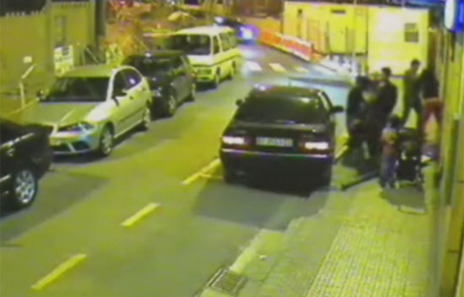 Las cámaras de seguridad del ayuntamiento de Sestao, en Vizcaya, han captado una brutal escena de malos tratos en plena calle.