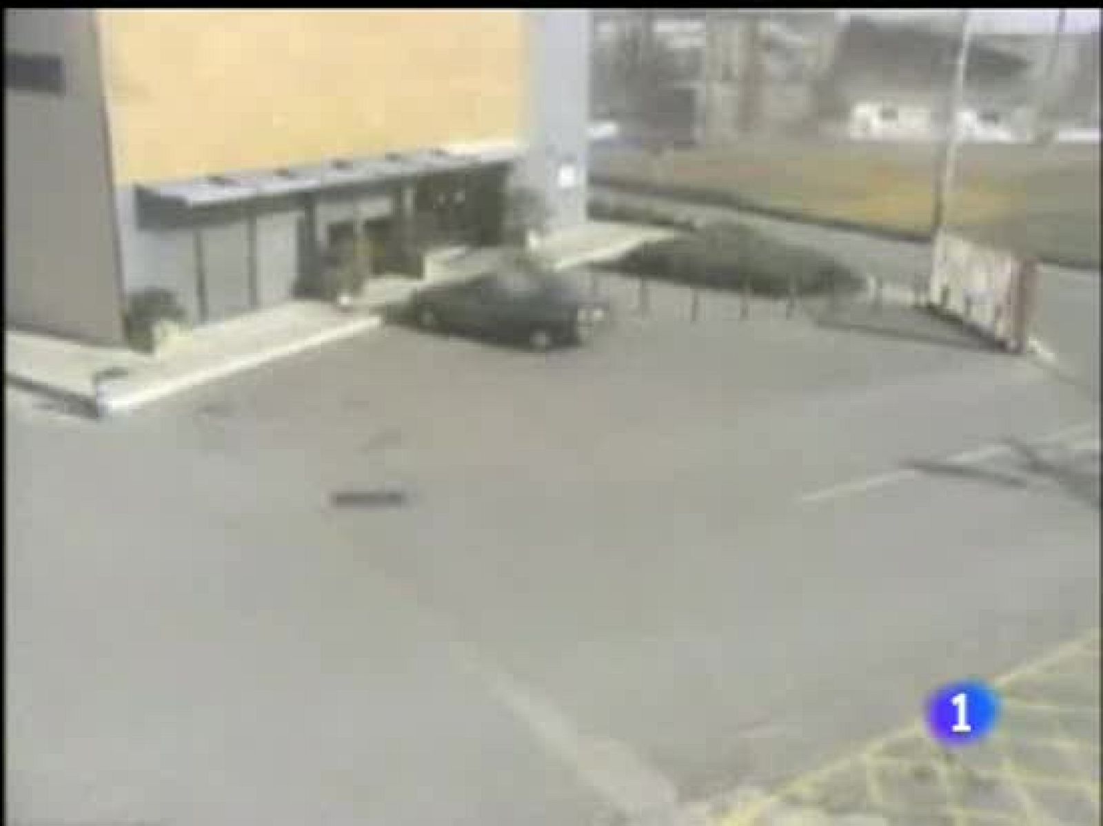 Se han conocido dos informes contrarios sobre el derrumbe del polideportivo de Sant Boi, en Barcelona, en el que murieron cuatro niños. El del ayuntamiento culpa al viento, y el solicitado por el juez denuncia que la construcción no era ni sólida ni segura.