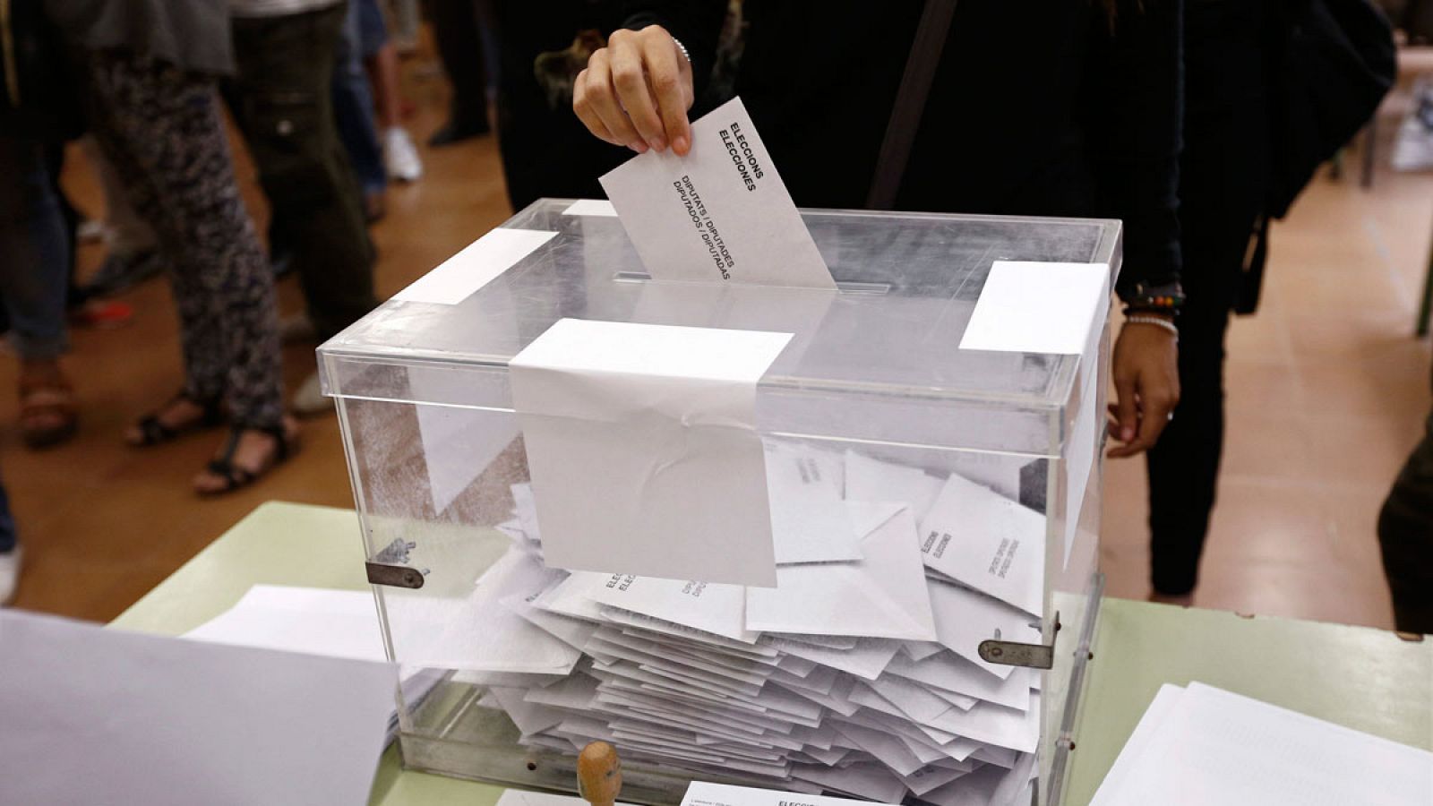 Telediario 1: Los analistas coinciden en que la fecha electoral es la menos mala para el PSOE | RTVE Play