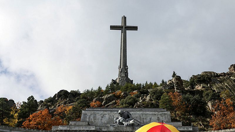 El Gobierno ordena la exhumación de Franco y da a la familia 15 días para decidir el lugar de enterramiento 