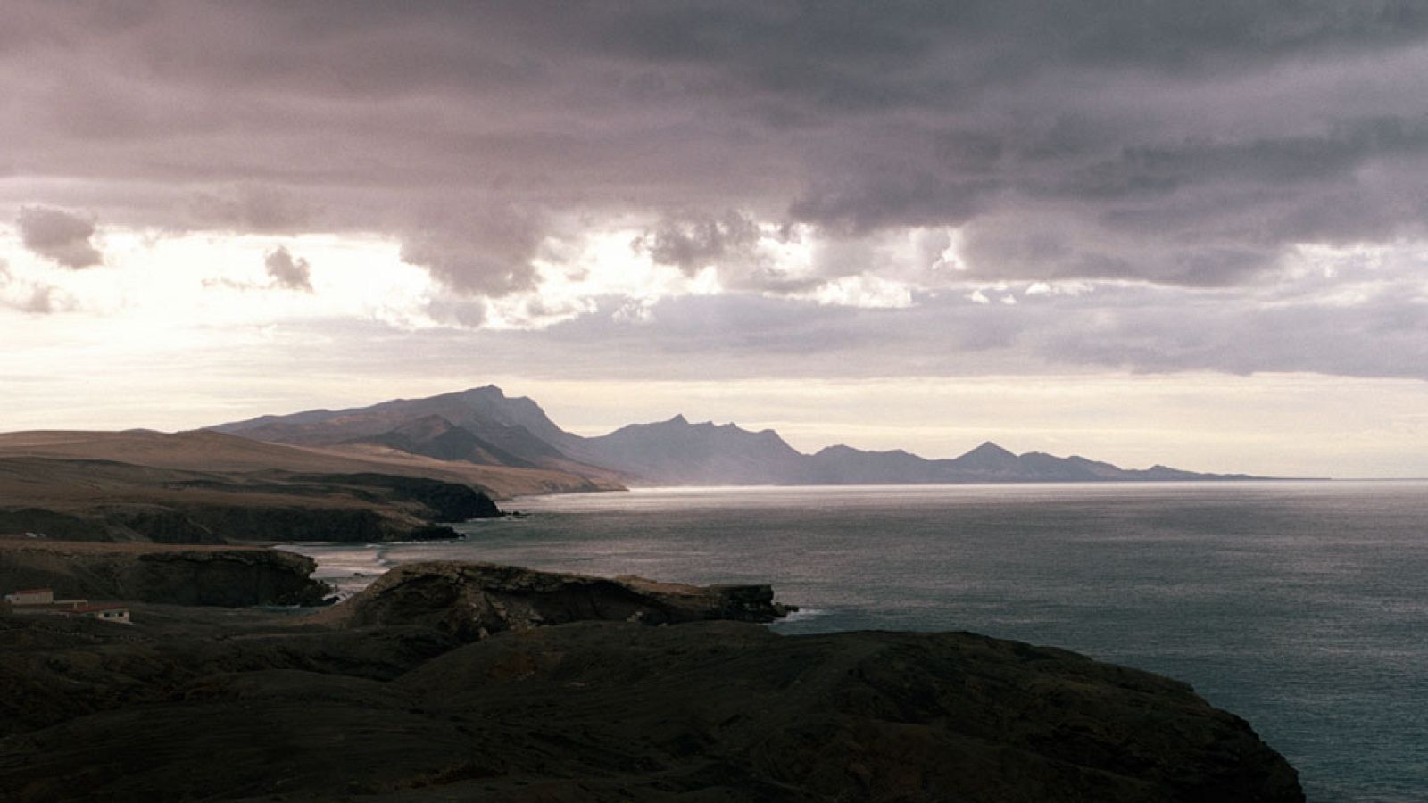 Viento fuerte en el Estrecho y en las Canarias orientales - ver ahora