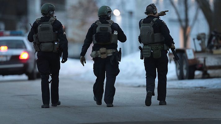  - Un hombre es abatido tras matar a cinco personas en un tiroteo en una fábrica de Illinois