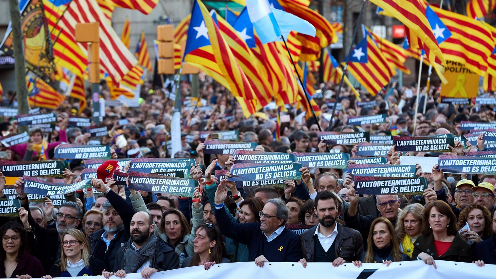 Telediario 1: Miles de personas se manifiestan en Barcelona contra el juicio del 'procés' | RTVE Play