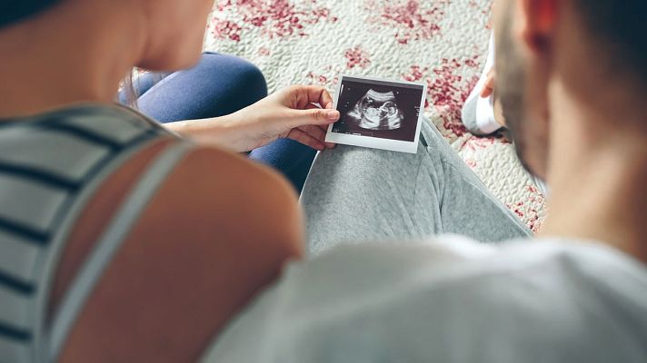 Telediario 1 - Impotencia de varias familias españolas en Ucrania: "Sólo queremos inscribir a nuestros bebés y volver a España con ellos"
