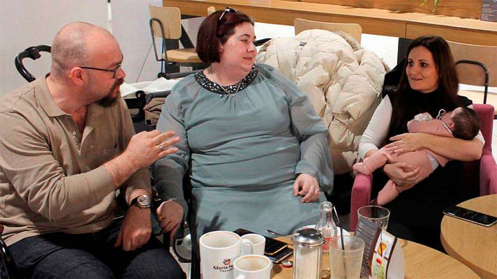 Telediario 1 - Familias españolas que recurrieron a la gestación subrogada en Ucrania exigen registrar a sus hijos