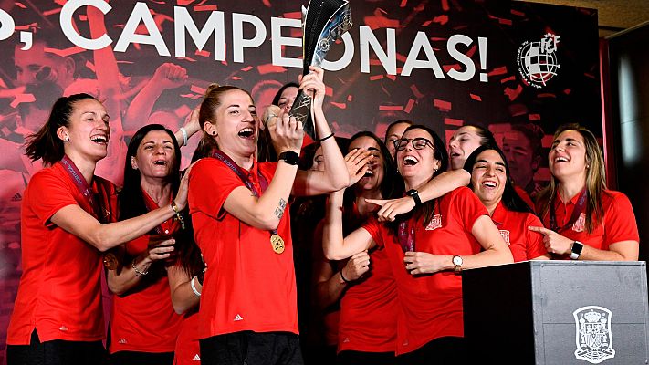 Telediario 1 - Homenaje a las primeras campeonas de Europa de fútbol sala