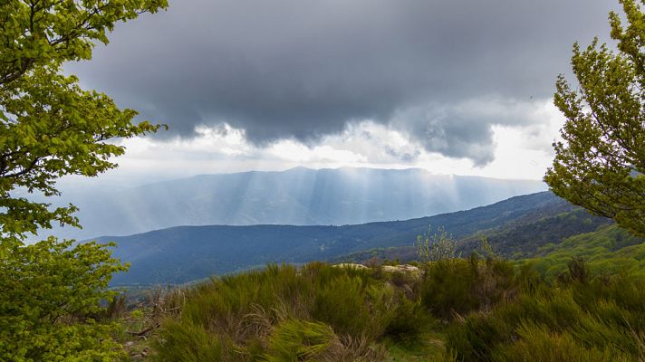 Intervalos nubosos en la Península, lluvias débiles en el Cantábrico