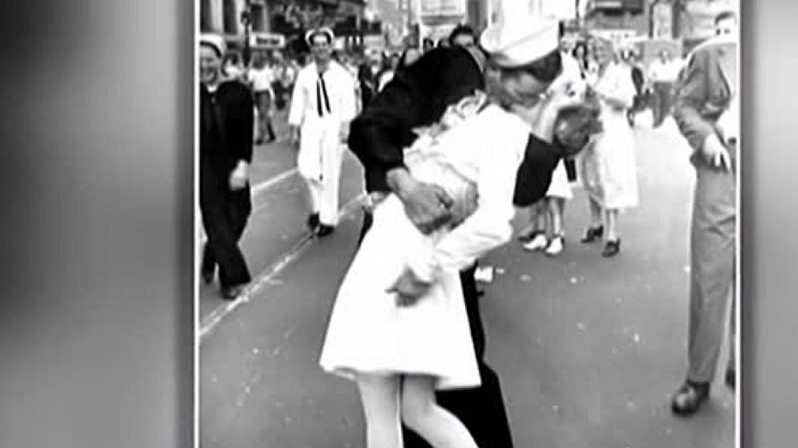 Muere el marino protagonista de la foto del beso en Times Square tras la IIGM - Telediario 1 | Ver