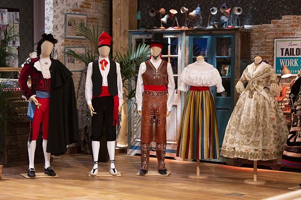  - Maestros de la Costura: trajes regionales