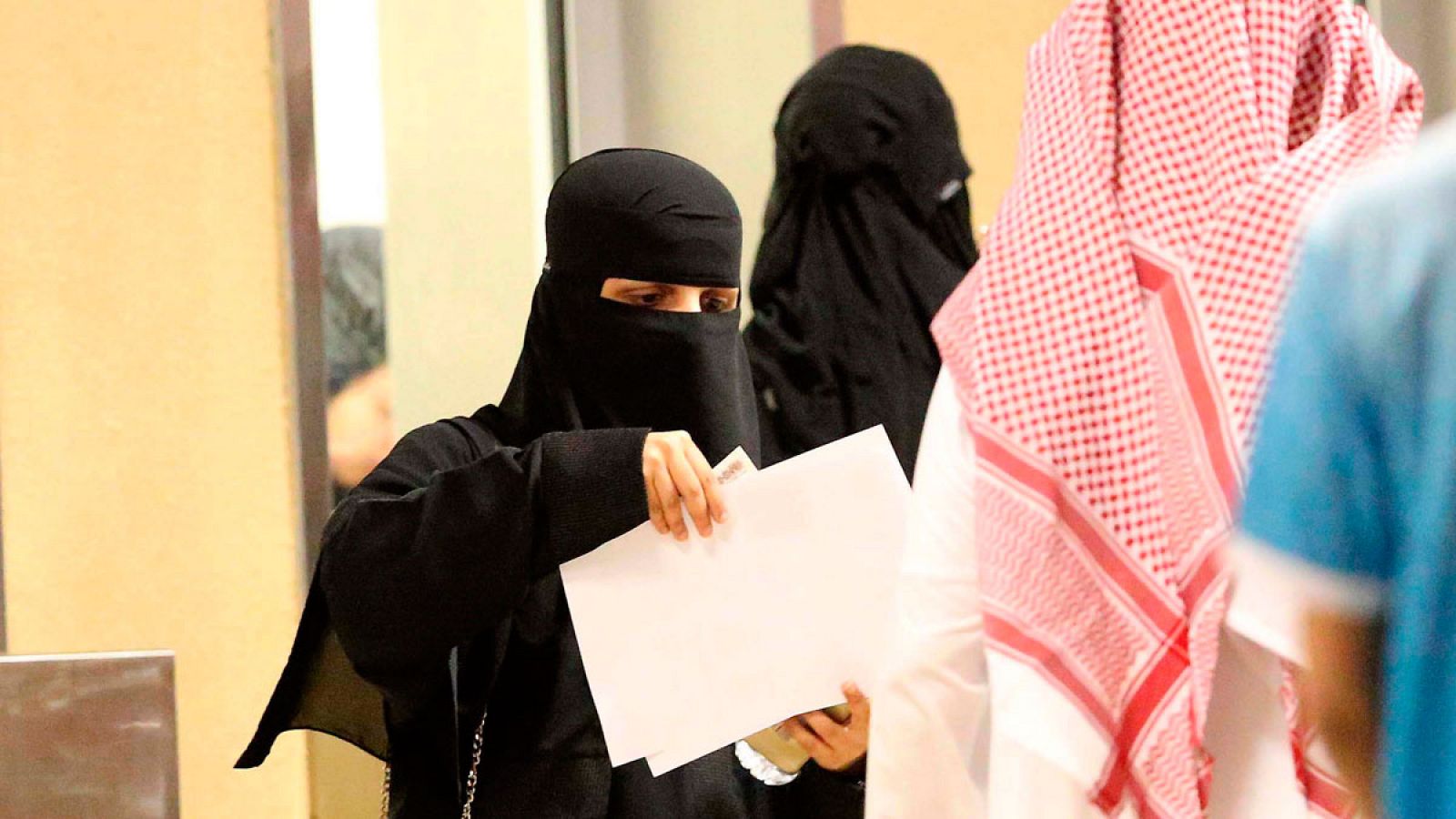 Telediario 1: Absher, una aplicación móvil en Arabia Saudí permite a los hombres controlar a sus mujeres | RTVE Play
