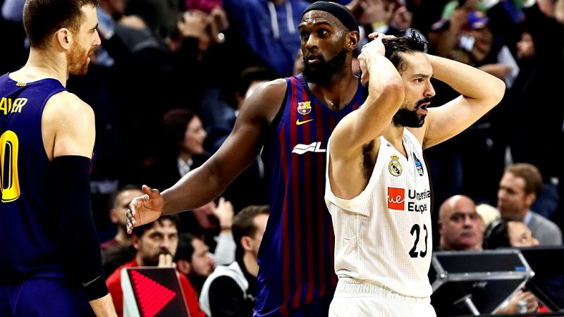 Los árbitros de la polémica final de la Copa del Rey de baloncesto jugada el domingo entre el Barça y el Real Madrid reflejaron en el acta los insultos de los jugadores madridistas Felipe Reyes y Facundo Campazzo y, como es preceptivo en estos casos,