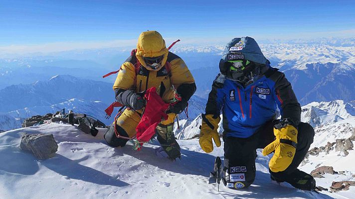 Telediario 1 - Alex Txikon quiere ser el primero en coronar el K2 en invierno