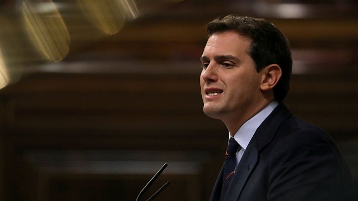 Informativo 24h - Sánchez acusa a Rivera de ponerse la "chaqueta de la ultraderecha" y éste le afea sentarse con "golpistas"