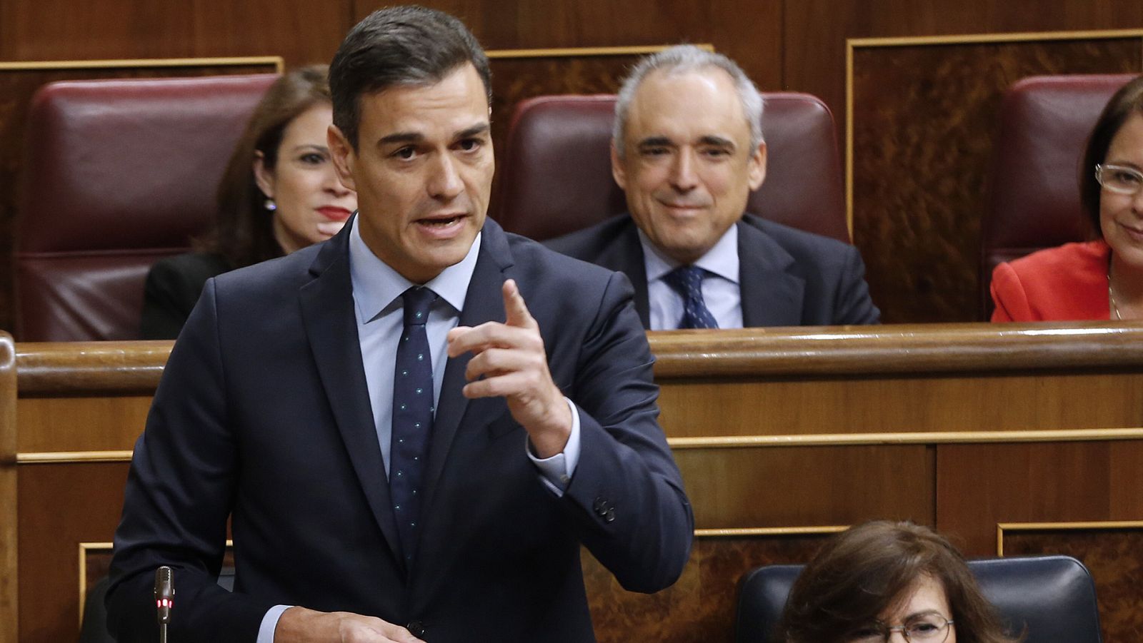 Sánchez acusa a Rivera de ponerse la "chaqueta de la ultraderecha" y éste le afea sentarse con "golpistas"